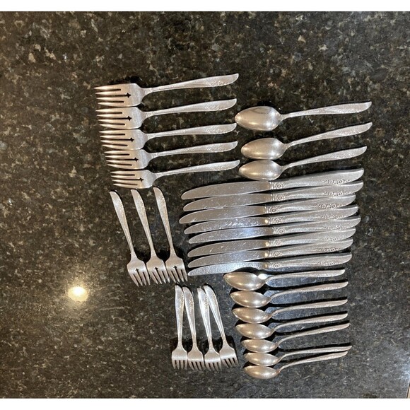 Lilac Time Pattern Silverplate 1881 Rogers/Oneida 30-Piece Set Antique Tea Party - Picture 7 of 15